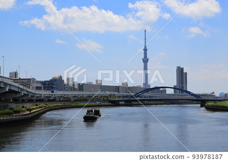 沿著隅田川和東京晴空塔行駛的拖船 93978187
