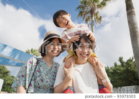 夏季家庭旅行/帶肩膀的家庭形象 93978303