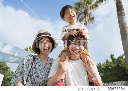 夏季家庭旅行/帶肩膀的家庭形象 93978304