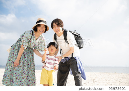 Summer family trip/Family image walking on the beach Summer family trip/Family image walking on the beach 93978601