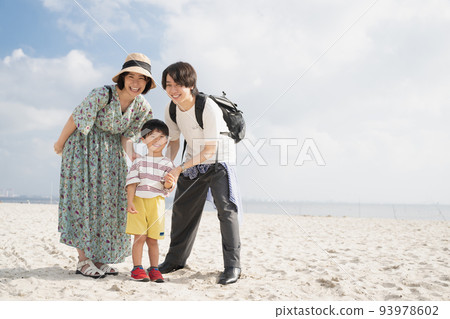 Summer family trip/Family image walking on the beach 93978602