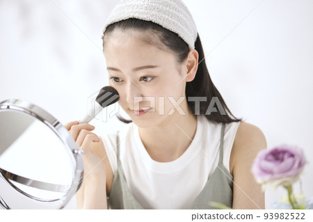 A young lady who makes a makeup A young lady who makes a makeup 93982522