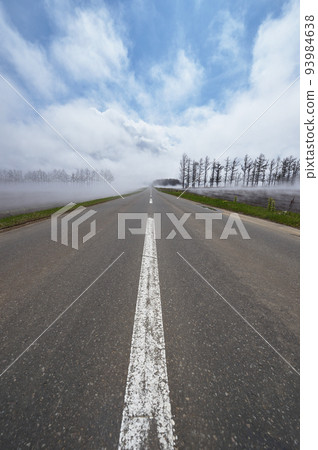 筆直的道路和藍天下蔓延的地面霧（北海道東部） 93984638