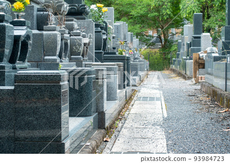 在日本拍攝的墳墓照片。墓地的圖像。 在日本拍攝的墳墓照片。墓地的圖像。 93984723