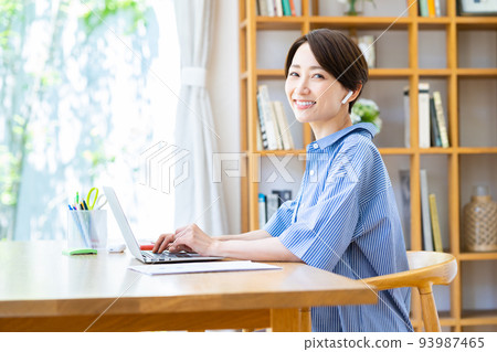 遠程辦公的中年婦女 遠程辦公的中年婦女 93987465