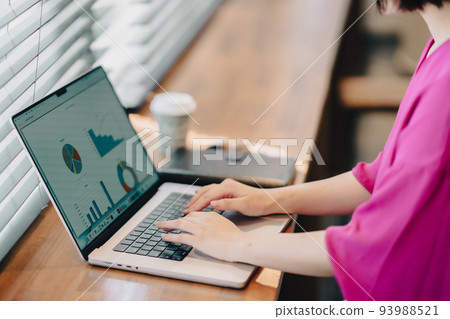在共享辦公室工作的年輕女性 93988521