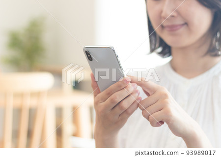 操作智能手機的女人 93989017