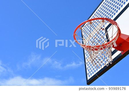 籃球目標和仲夏天空 籃球目標和仲夏天空 93989176