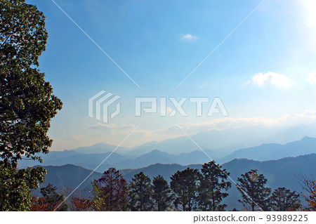 [Tokyo] Mt. Takao in autumn, the mountains seen from the summit 93989225