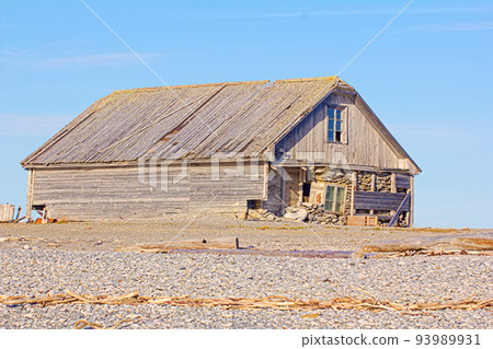 Abandoned old hunting house in tundra of Novaya Zemlya archipelago Abandoned old hunting house in tundra of Novaya Zemlya archipelago 93989931