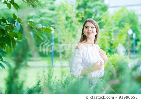 帶著微笑在戶外散步的女人 帶著微笑在戶外散步的女人 93990655