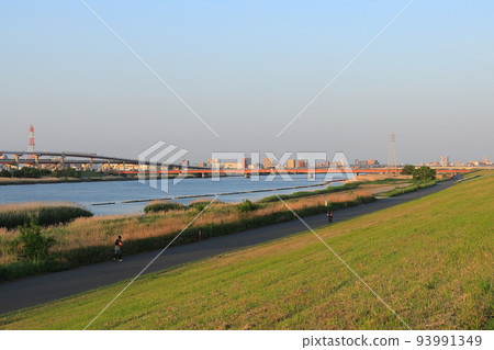 Arakawa evening view, Nishiarai Bridge and Metropolitan Expressway [Adachi-ku, Tokyo] 93991349