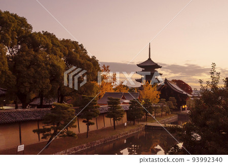 京都東寺五層塔和日出京都旅遊景點 93992340