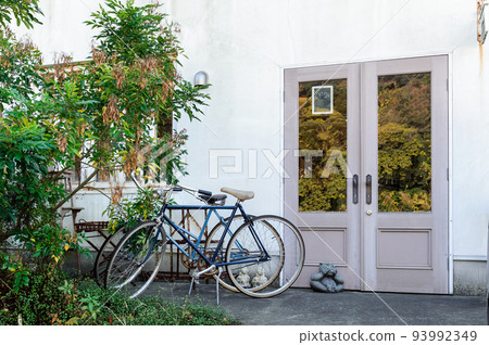 帶大玻璃門和自行車的時尚商店入口 93992349