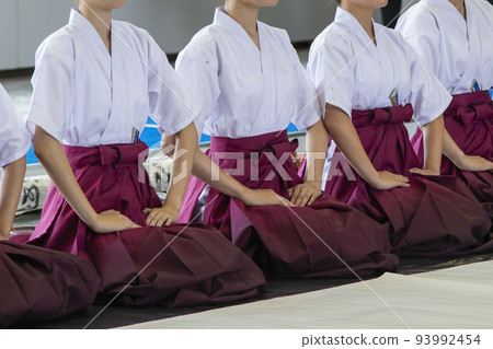 Lined up in hakama 93992454
