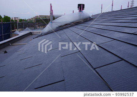 石板瓦，獨立屋油漆，屋頂油漆，建築工地，帶腳手架的房子，油漆工作，腳手架，房屋建築，固化 93992537