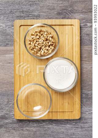 Bowls with ingredients for a healthy breakfast 93993022