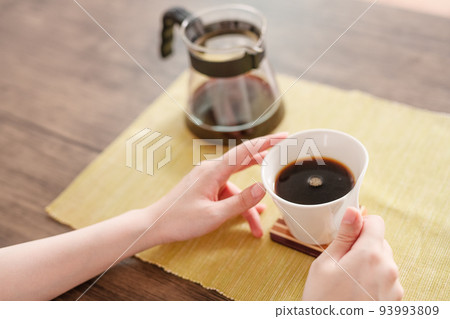 Hand with coffee 93993809