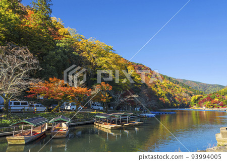 Arashiyama in autumn, a houseboat on a sightseeing boat Arashiyama in autumn, a houseboat on a sightseeing boat 93994005