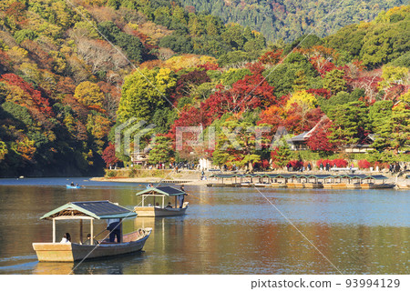 寶津川嵐山和屋形船的紅葉 寶津川嵐山和屋形船的紅葉 93994129