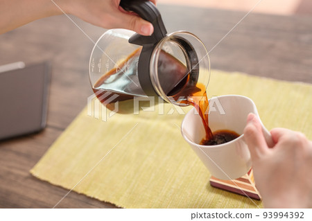 手把咖啡倒進杯子裡 手把咖啡倒進杯子裡 93994392