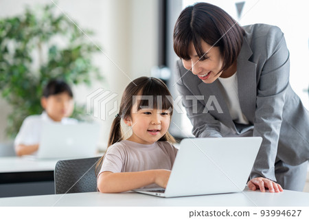 A girl taking an IT class 93994627