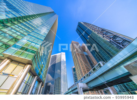 Tokyo cityscape in Japan No restrictions on movement, overlooking Shiodome office district and Yurikamome. There are no people due to the corona wreck and the heat 93995948
