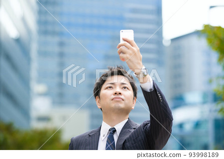 使用智能手機的商人 使用智能手機的商人 93998189