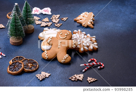 Delicious gingerbread cookies with honey, ginger and cinnamon Delicious gingerbread cookies with honey, ginger and cinnamon 93998285