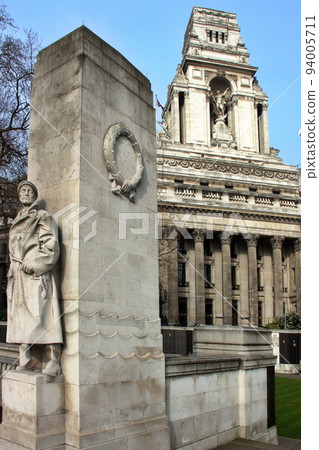 The Tower Hill Memorial and the former Port of London authority building in Trinity Square.London UK. 94005711