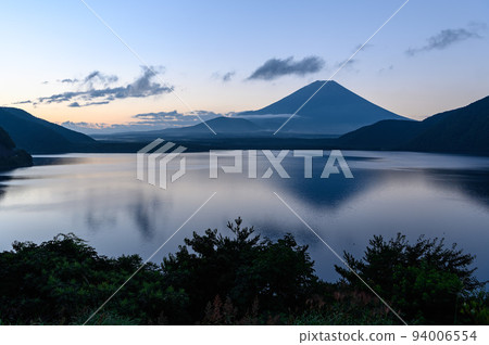 (Yamanashi Prefecture) Upside-down Mt.Fuji and sunrise sky reflected in Lake Motosu in the early morning (Yamanashi Prefecture) Upside-down Mt.Fuji and sunrise sky reflected in Lake Motosu in the early morning 94006554