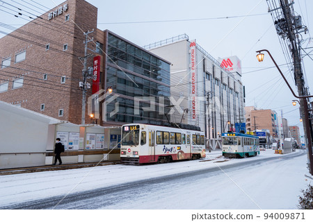 [Hakodate City Tram] Tram that runs early in the morning 94009871