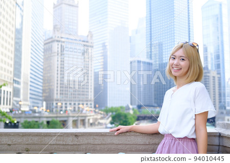 出國旅遊的金髮美女 94010445