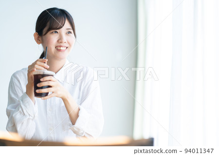 Women who drink coffee at a cafe Women who drink coffee at a cafe 94011347