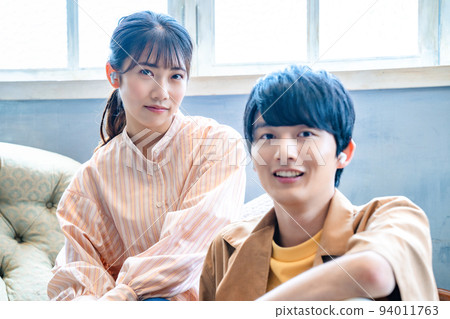 年輕夫婦在房間裡聽音樂 94011763