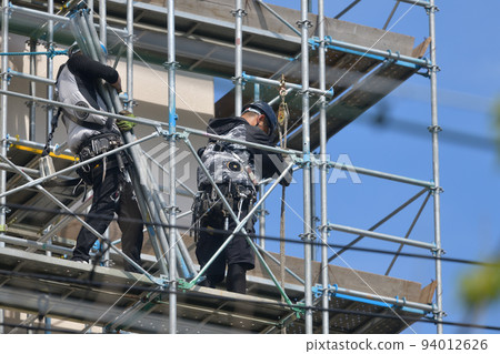 大型公寓維修仲夏腳手架拆除工作以防中暑 大型公寓維修仲夏腳手架拆除工作以防中暑 94012626