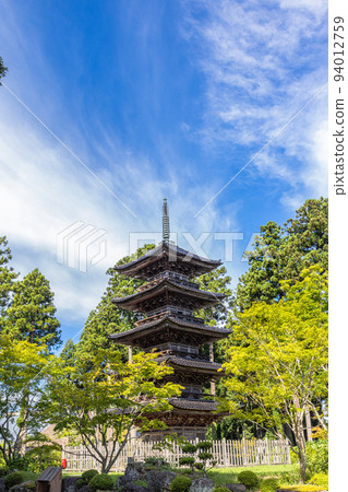 [Niigata Prefecture, Myosenji Temple] The only surviving ``five-storied pagoda'' in Niigata Prefecture, August 94012759