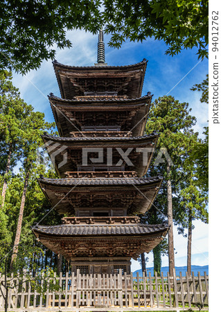 [Niigata Prefecture, Myosenji Temple] The only surviving ``five-storied pagoda'' in Niigata Prefecture, August 94012762