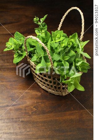 小籃子裡的香草薄荷 小籃子裡的香草薄荷 94013817