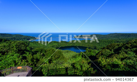 Superb view of midsummer: Toga Bay and Ninome Lagoon seen from Hachibodai, Akita Prefecture Superb view of midsummer: Toga Bay and Ninome Lagoon seen from Hachibodai, Akita Prefecture 94014367