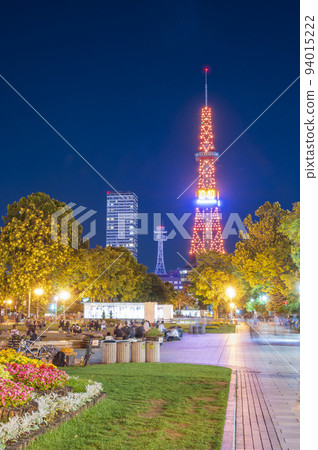 札幌電視塔照亮了晴朗的夜空和聚集在札幌大通公園的人們的夜景|北海道札幌 札幌電視塔照亮了晴朗的夜空和聚集在札幌大通公園的人們的夜景|北海道札幌 94015222