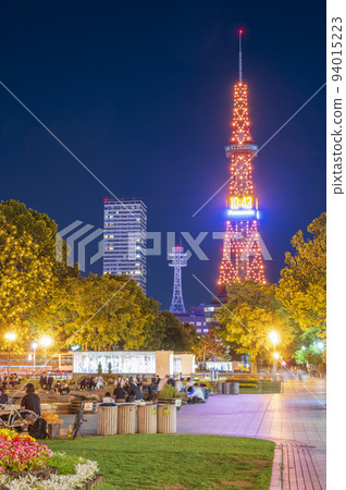 札幌電視塔照亮了晴朗的夜空和聚集在札幌大通公園的人們的夜景|北海道札幌 札幌電視塔照亮了晴朗的夜空和聚集在札幌大通公園的人們的夜景|北海道札幌 94015223