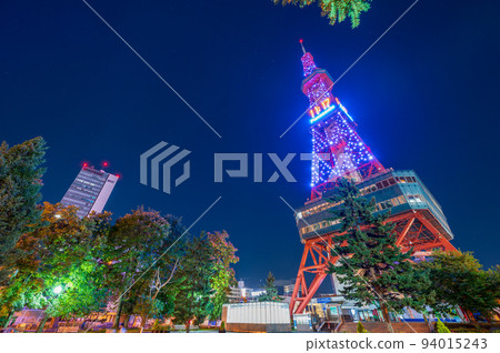 札幌電視塔的夜景在晴朗的夜空中顯得蒼白｜北海道札幌市札幌大通公園 94015243