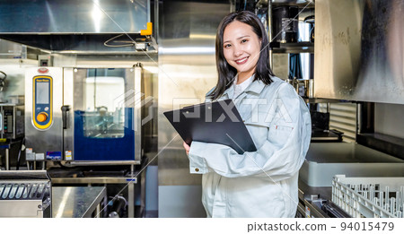 檢查廚房的年輕女人 檢查廚房的年輕女人 94015479