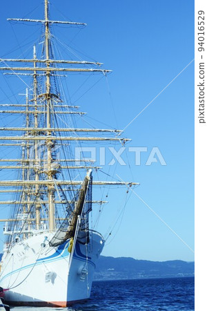 Sailing ship Kaiwomaru anchored in Beppu Bay 94016529
