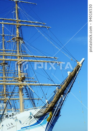 停泊在別府灣的帆船海王丸 94016530