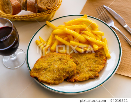 Appetizing breaded beef with potatoes 94016821