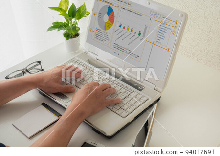 Corona wreck Businessman working remotely at home Corona wreck Businessman working remotely at home 94017691