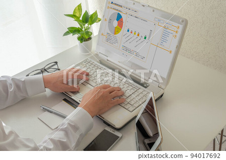 Corona wreck Businessman working remotely at home Corona wreck Businessman working remotely at home 94017692