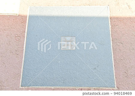 位於Obasute站月台的式島登機口的展示板 位於Obasute站月台的式島登機口的展示板 94018469